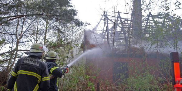 Wilhelmsburg: Leerstehendes Reetdachhaus ging in Flammen auf