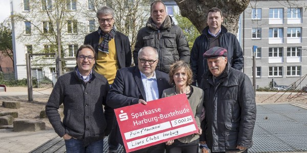 Ann-Katrin Jobst, Leiterin im Kennedy-Haus, mit den Abgesandten der vier Lion-Clubs und Thomas Thomsen, Regionalleiter im Jugendamt Harburgbei der Scheckübergabe. Foto: André Zand-Vakili Lions-Clubs überreichen Spende über 5000 Euro an Kennedy-Haus