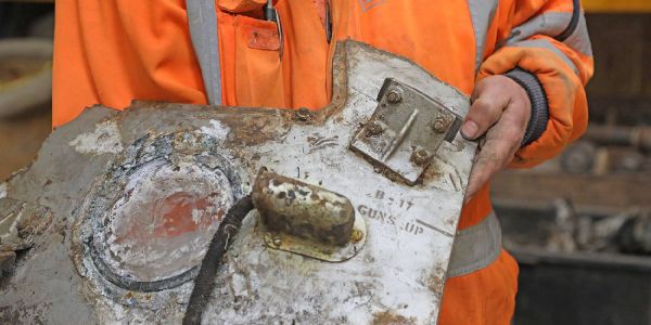 Ein Teil der der gepanzerten Verkleidung des Bombers. Foto: Andre Zand-Vakili Geheim gehalten: Reste von Weltkriegs-Bomber in Gut Moor geborgen