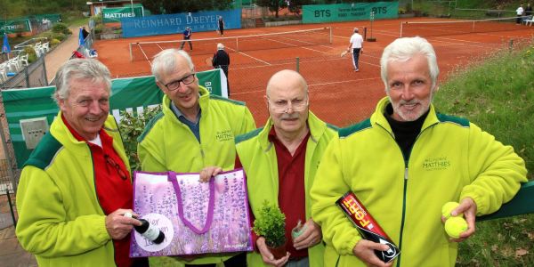 Das Organisations-Team um Turnierleiter Günter Seizow (zweiter von links) freut sich auf das Jubiläums-Turnier am Rosenkäferweg. Foto: Christian Bittcher Start in die Harburger Tennissaison: Jubiläums-Turnier bei Grün-Weiss