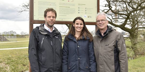 Eröffnung des Naturlehrpfads Moorgürtel (von links): Tobias Hinsch (NABU), Karen Pein (IBA Hamburg) und Achim Gerdts (Bezirksamt). Foto: Martin Kunze/IBA Hamburg Naturlehrpfad am Wohngebiet Vogelkamp eingerichtet