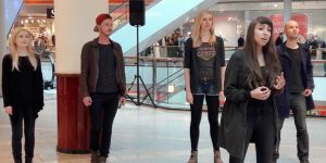 Gesangs-Flashmob im Phoenix-Center überrascht die Kunden