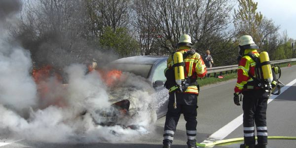 Fahrzeugbrand auf der A1 sorgt für kilometerlangen Stau