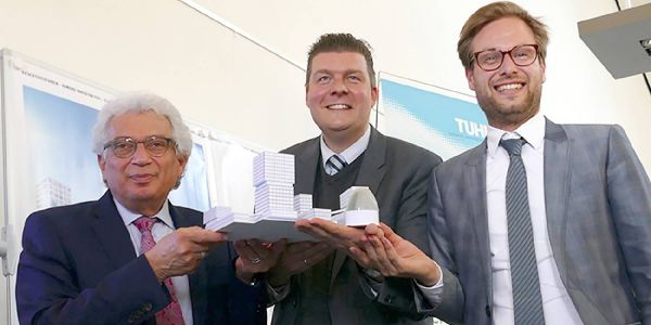 Prof. Garabed Antranikian, Andreas Dressel und Anjes Tjarks (von links) mit dem Modell des Hamburg Innovation Port. Foto: mag Bald 10.000 Studierende: Technische Universität in Aufbruchstimmung
