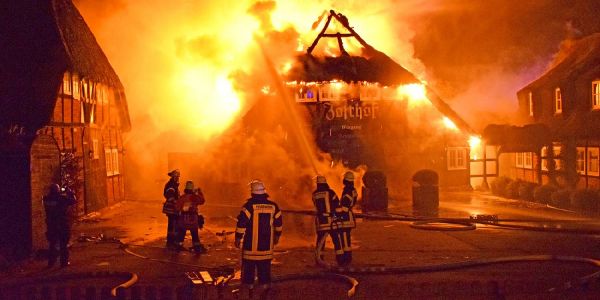 Der lichterloh brennende Josthof. Foto: Polizei Historischer Josthof in Salzhausen wurde Raub der Flammen