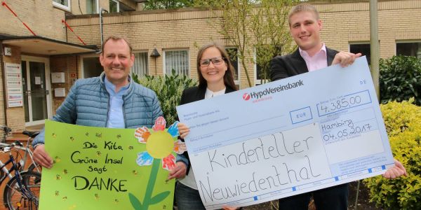 Strahlende Gesichter beim DRK: Jörg (links) und Pascal Geffke übergeben den Spendenscheck an Kita-Leiterin Sandra Bockrath. Foto: Christian Bittcher DRK Kinderteller