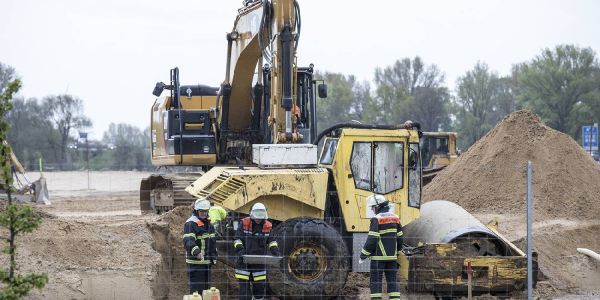 Baufahrzeug kippte um: Arbeitsunfall ging glimpflich aus