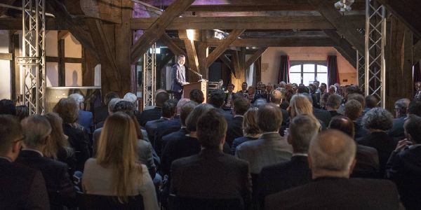 Rund 200 Gäste kamen zur Veranstaltung im Speicher am Kaufhauskanal. Foto: André Zand-Vakili Wirtschaft und Politik trafen sich im Speicher am Kaufhauskanal