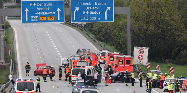 A1 in Höhe Siedenfelder Brücke: Vollsperrung nach Unfall 