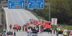 A1 in Höhe Siedenfelder Brücke: Vollsperrung nach Unfall 