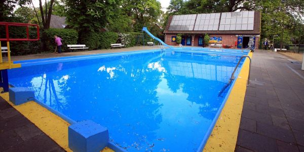 Das Freibad Neugraben, das zum Wasserspielplatz umgebaut werden könnte. Foto: André Zand-Vakili Gemeinsames Kombibad: Politik glänzt mit länderübergreifender Idee