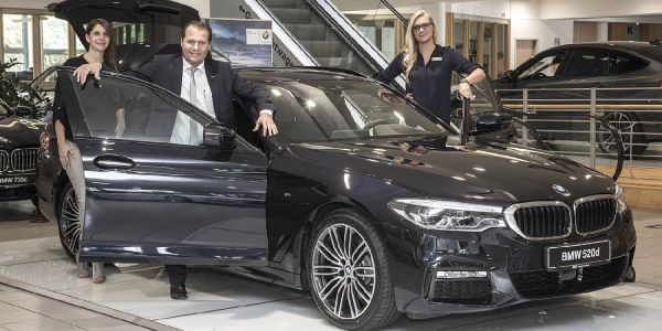 Neue 5er von BMW kommt bei den Kunden in Harburg an