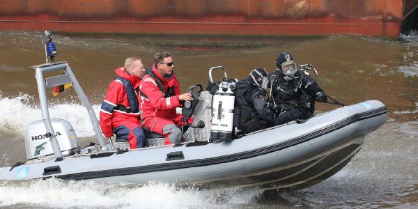 Wasserschutzpolizei trainiert  im Hafen für den G20-Gipfel