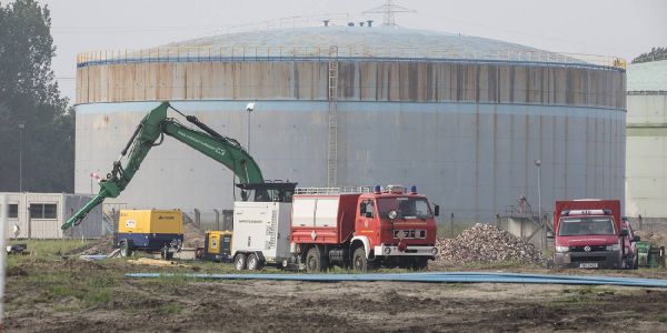 In der Nähe eines Tanklagers lag der Blindgänger. Foto: André Zand-Vakili Moorburg: Bombenblindgänger neben Raffinerie entschärft