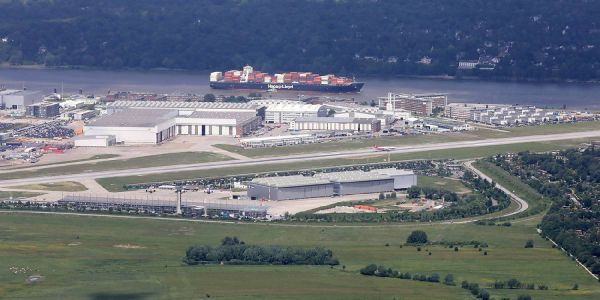 Soll am Freitag bestreikt werden. Das Airbus-Werk in Finkenwerder. Foto: Andre Zand-Vakili IG Metall will Freitag Airbus bestreiken: Polizei rechnet mit Verkehrschaos