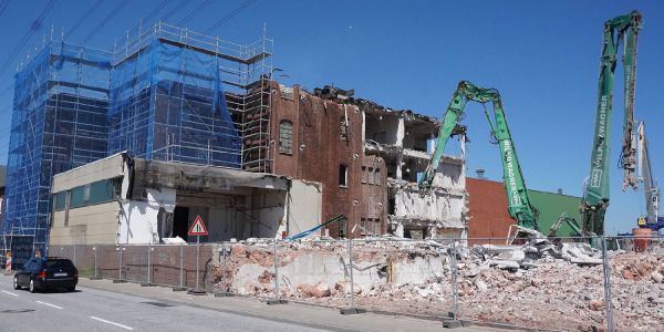 Schneller Abriss alter Industriegebäude an der Seehafenstraße