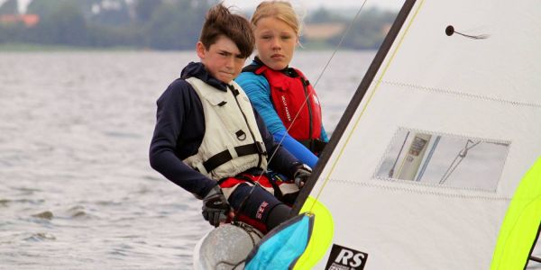 Regatta in Dänemark: Die Harburger Lasse (11) und Louise (14) sind hoch konzentriert. Foto: pr Regatta in Dänemark