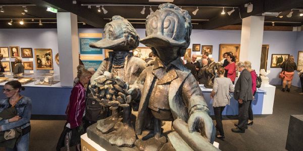 Voller Saal zum Auftakt der Duckomenta im Harburger Museum