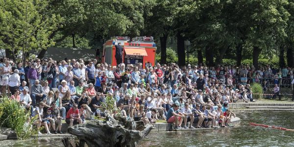 Außenmühle: Viele Zuschauer verfolgten das Entenrennen