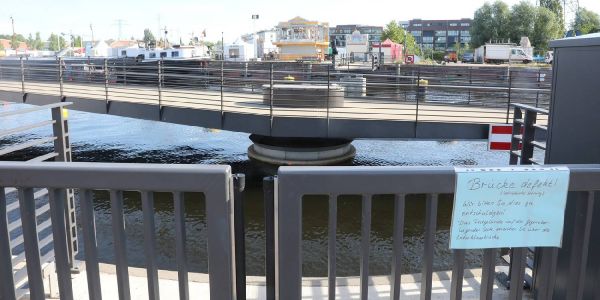 Pannen-Drehbrücke im Binnenhafen dreht (erstmal) wieder