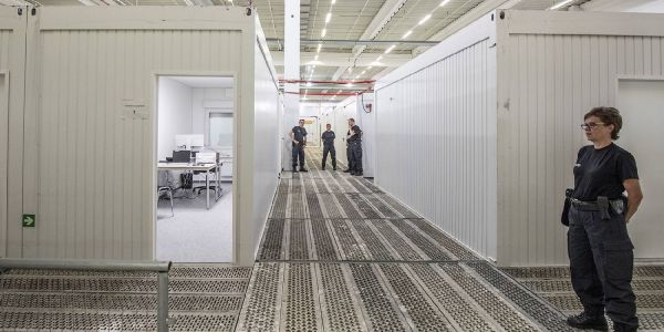 Die Zellencontainer in der GESA. Foto: Andre Zand-Vakili Gefangenensammelstelle in Harburg: Erste Extremisten eingeliefert