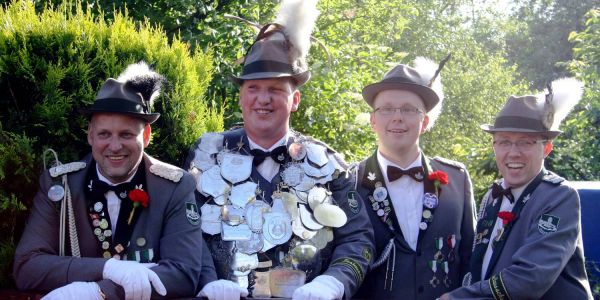 Als Adjutanten begleiteten den König Heiko Ritscher (Mitte mit Kette)Timo Schloo, Andre Homann und Dirk Ammer durch das aufregende Königsjahr. Foto: pr Moorburg