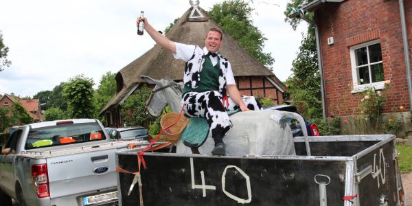 40 Jahre alt und immer noch nicht verheiratet: Karsten Geiger musste auf dem Esel reiten. Foto: Christian Bittcher SV Marmstorf