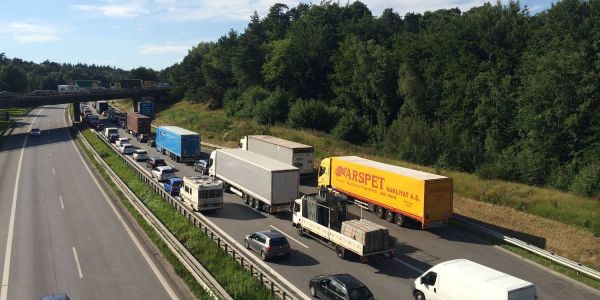 Es ging kaum voran: Auf der A7 bei Marmstorf stehen die Fahrzeuge Stoßstange an Stoßstange. Foto: Christian Bittcher Staus