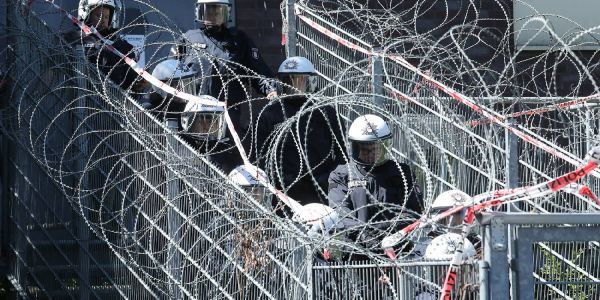 Polizisten schützten noch am Sonntag einen Zugang zur schwer gesicherten Gesa. Foto: Andre Zand-Vakili G20-Gefangenensammelstelle: Das Gebäude steht wieder leer