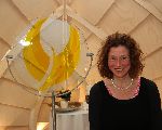 Künstlerin Brigitte Weihmüller mit dem Lichtengel