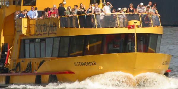 So hätte man es gern. Eine mit Touristen besetzte Fähre, die Harburg auf dem Fahrplan hat. Foto: André Zand-Vakili Scheitert eine Fähranbindung an Harburg aus Kostengründen?