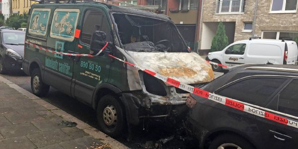 Die durch das Feuer schwer beschädigten Fahrzeuge. Foto: André Zand-Vakili Zwei geparkte Autos brannten an der Eißendorfer Straße