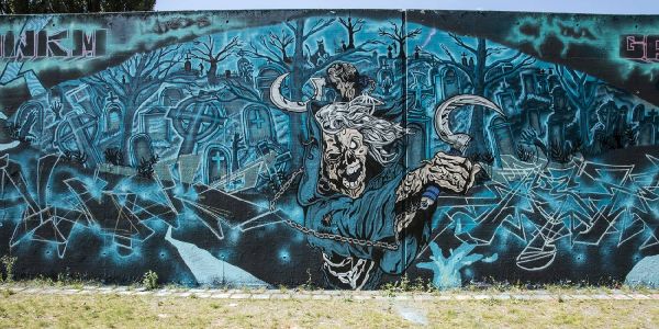 Imposant. Die Friedhofszene auf der Flutschutzwand. Foto: André Zand-Vakili Flutschutzwand in Heimfeld: Neue Graffiti von echten Könnern