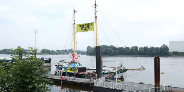 Beschlagnahmtes Greenpeace-Schiff liegt bei der Polizei in Harburg 