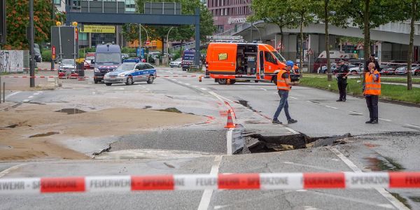 Das Loch in der Amsinckstraße, wenige Stunden nach dem Wasserrohrbruch. Foto: RUEGA wasserrohrbruch
