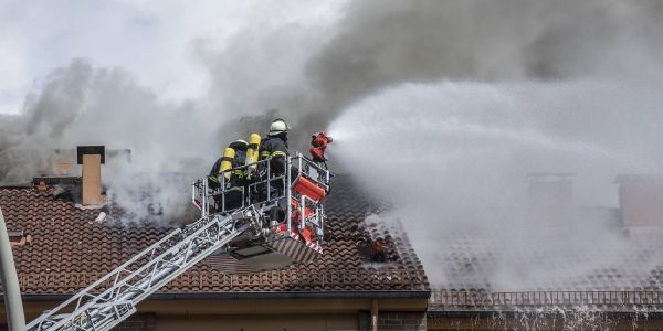 Großeinsatz der Feuerwehr: Dachstuhl brennt an der Schwarzenbergstraße