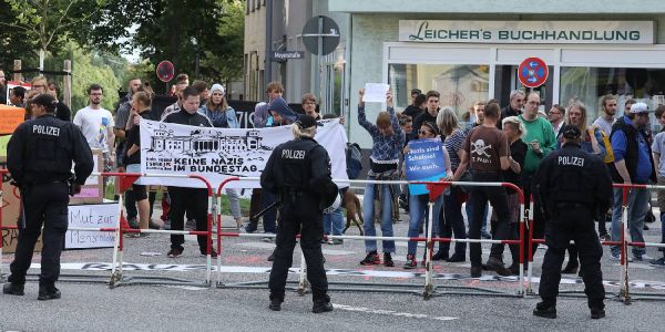 Demonstranten an den Absperrungen rund um die Friedrich-Ebert-Halle. Foto: Andre Zand-Vakili AfD-Veranstaltung in Heimfeld: Lauter Protest aber keine Zwischenfälle