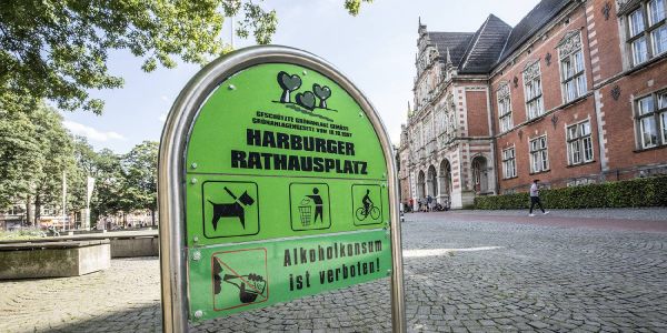 Mit den neuen Schildern gilt das Alkoholverbot auf dem Harburger Rathausplatz. Foto: André Zand-Vakili Alkoholverbot auf dem Harburger Rathausplatz: Ab jetzt gilt es