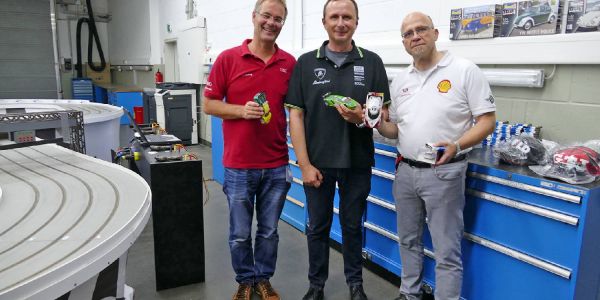 Das Podium (von links): Thomas Voigt, Jan Hedden und Björn Skottke. Foto: mag RCCO-Slotcar: Erfolg und Misserfolg für Harburger Team in Hannover