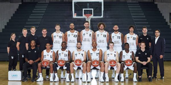 Headcoach Hamed Attarbashi, ganz rechts, mit den Towers. Foto: Hamburg Towers Basketballteam Towers trennt sich von seinem Trainer Hamed Attarbashi
