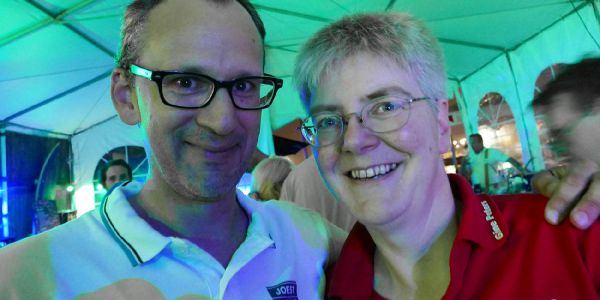 Gesamtsieger Eldert Hedden mit Damensiegerin Gine Peters. Foto: mag Slotcar-Meisterschaft: Channel Racer sind wieder auf Erfolgskurs