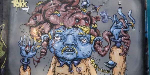 Flippig, skurril, düster: Viele neue Graffiti auf der Flutschutzwand