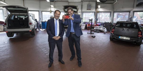 David Breuer und Metin Hakverdi, macht ein Foto von der ihm geschenkten Aufmerksamkeit, in der Werkstatt bei B&K. Foto: Andre Zand-Vakili Blick in die Ausbildungsbetriebe: Hakverdi auf Tingeltour im Wahlbezirk