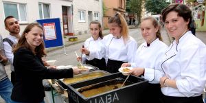 Lange Tafel im Phoenix-Viertel: Hähnchen-Curry mit der Senatorin