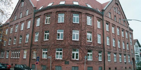 Das Gebäude an der Nöldekestraße, das langfristig für die Unterbringung minderjähriger unbegleiteter Flüchtlinge angemietet wurde. Foto: André Zand-Vakili Nach Vergewaltigung einer Frau: 16-Jähriger in Wilstorf verhaftet