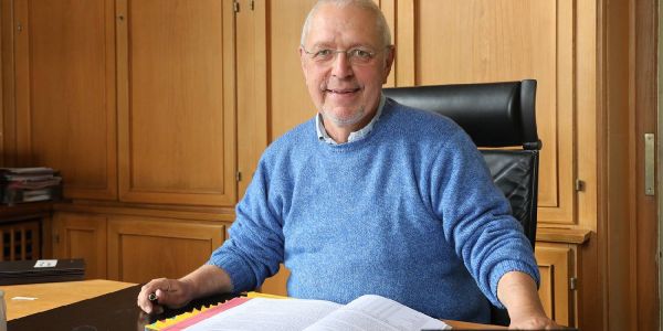 Bezirksamtsleiter Thomas Völsch vor wenigen Wochen in seinem Arbeitszimmer. Foto: Andre Zand-Vakili Bezirksamtsleiter Thomas Völsch lässt sich in Ruhestand versetzen