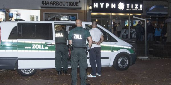 Der Zoll vor einer der überprüften Shisha Bars an der Julius-Ludowieg-Straße. Foto: André Zand-Vakili Harburg: Polizei, Zoll und Gewerbeaufsicht überprüfen Shisha Bars