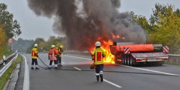 A7: Schwertransport geriet während der Fahrt in Brand