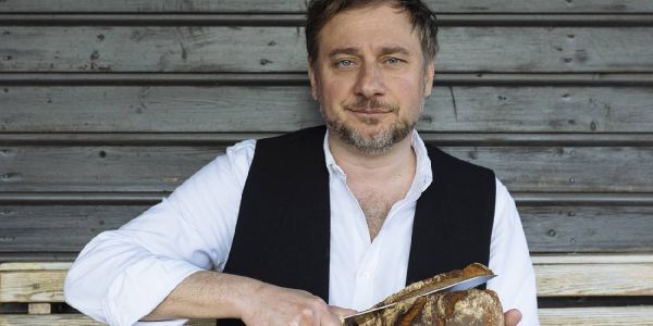 Stevan Paul liest in der Fischhalle. Foto: pr Kulinarisch geprägter Roman: Stevan Paul liest in der Fischhalle