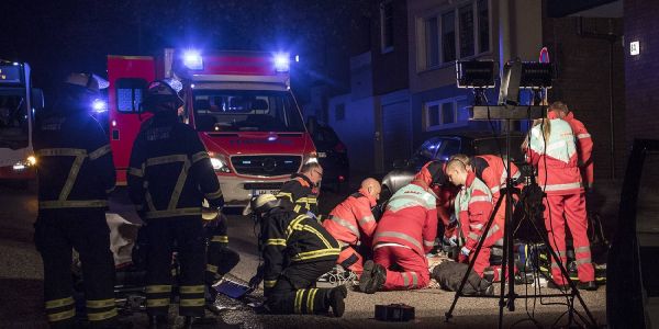 Notarzt und Feuerwehrleute kämpfen um das Leben des angefahrenen Mannes. Foto: André Zand-Vakili Schwarzenbergstraße: Fußgänger angefahren und schwerst verletzt